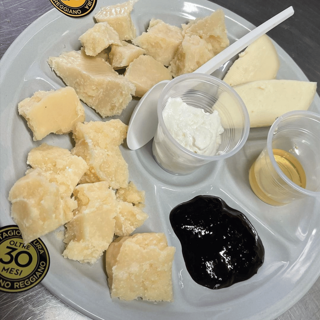 Fabbrica di Parmigiano Reggiano vicino a Modena: Degustazione e Tour
