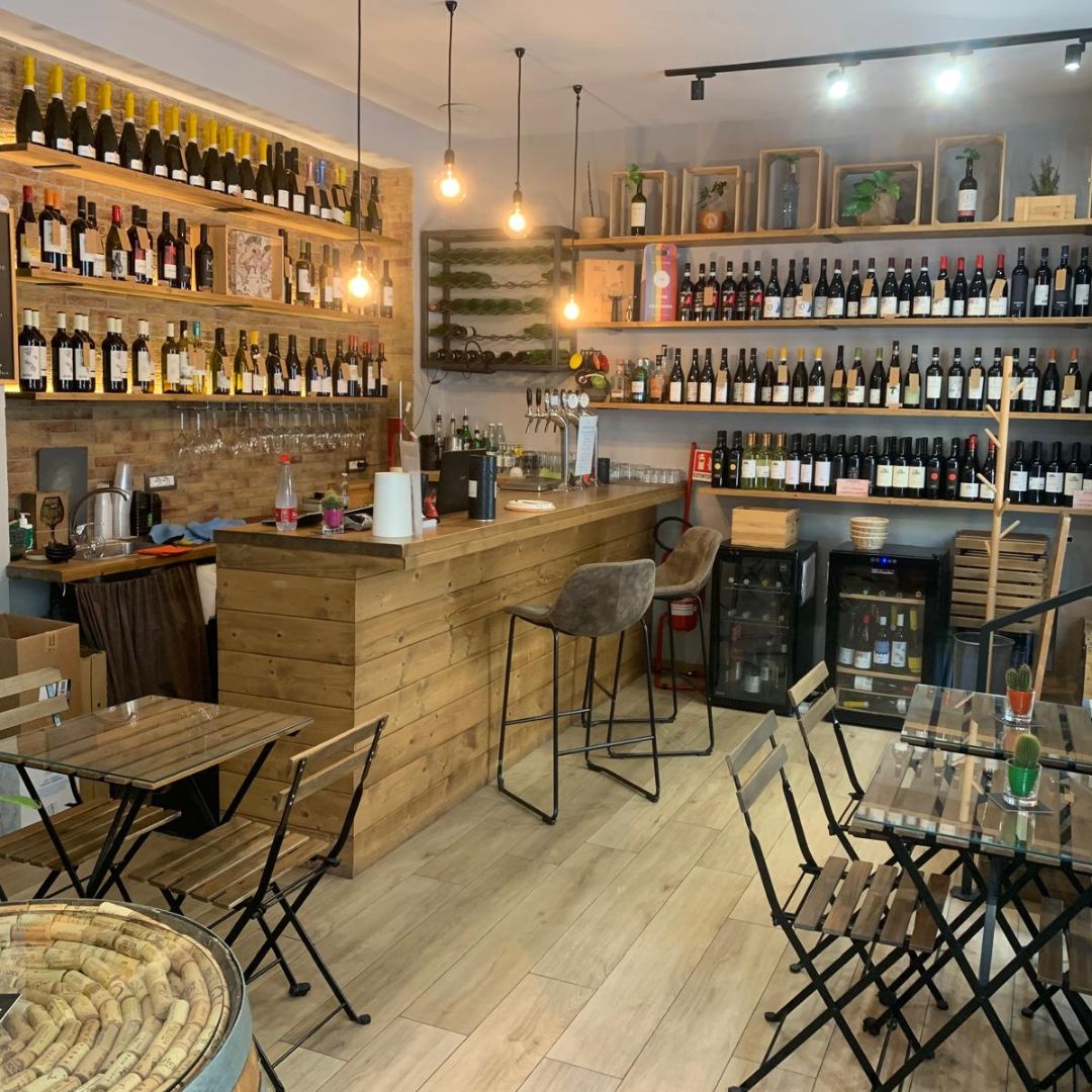 Wine Tasting Experience with Local Food Pairings in Naples