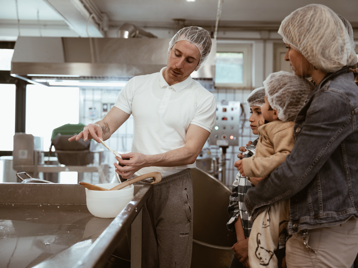 Traditional Cheese Factory Visit with Tasting in Isernia Countryside