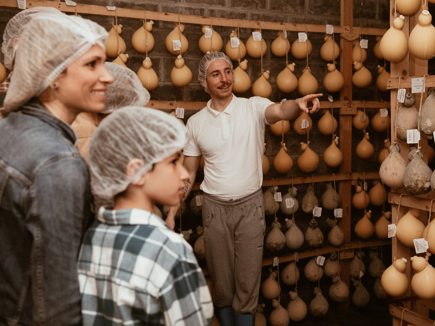 Traditional Cheese Factory Visit with Tasting in Isernia Countryside