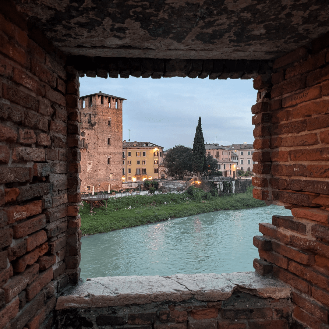 Verona: Tuk Tuk Tour of the Historical Center with Skyline views