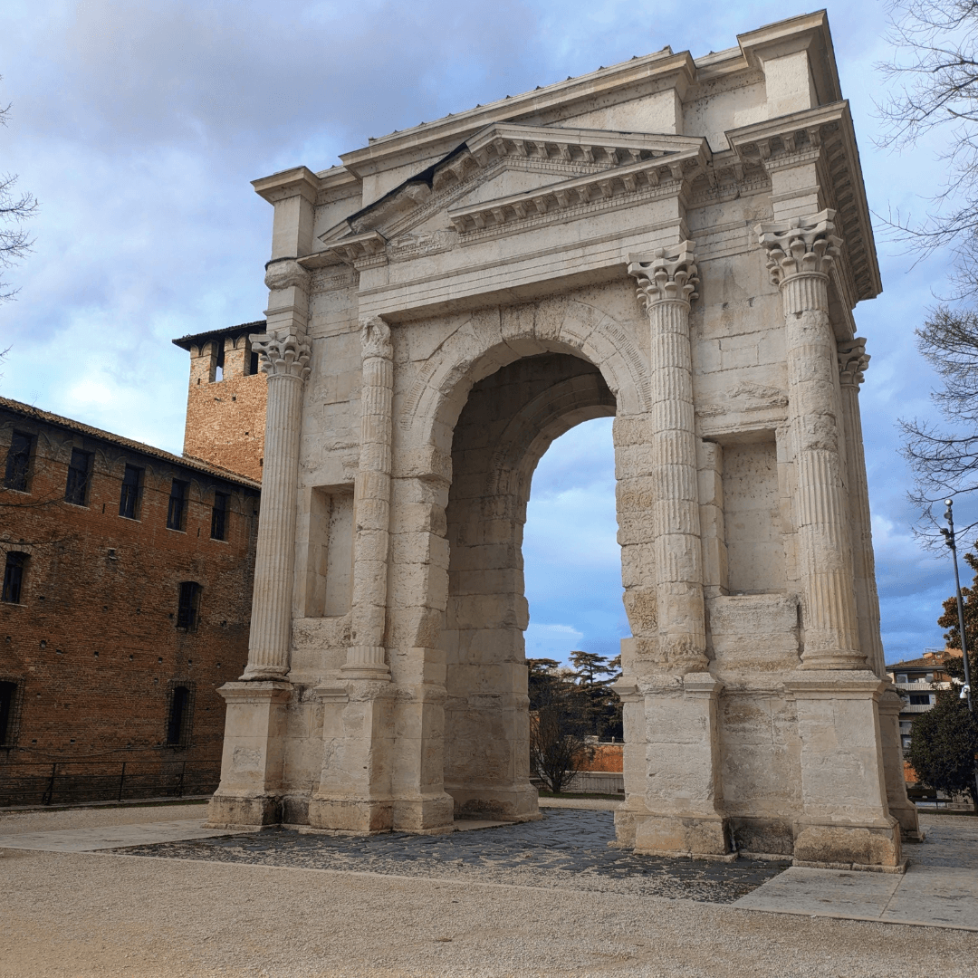 Verona: Tuk Tuk Tour of the Historical Center with Skyline views
