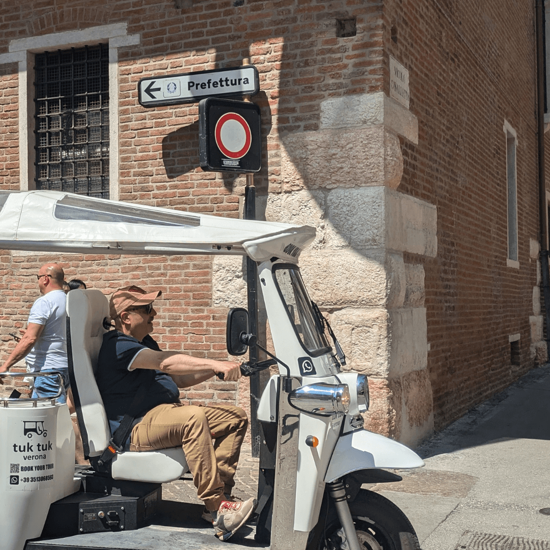 Verona: Tuk Tuk Tour of the Historical Center with Skyline views