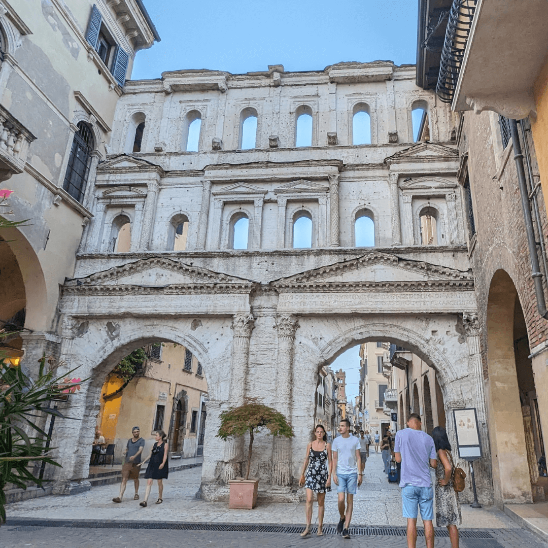 Verona: Tuk Tuk Tour of the Historical Center with Skyline views