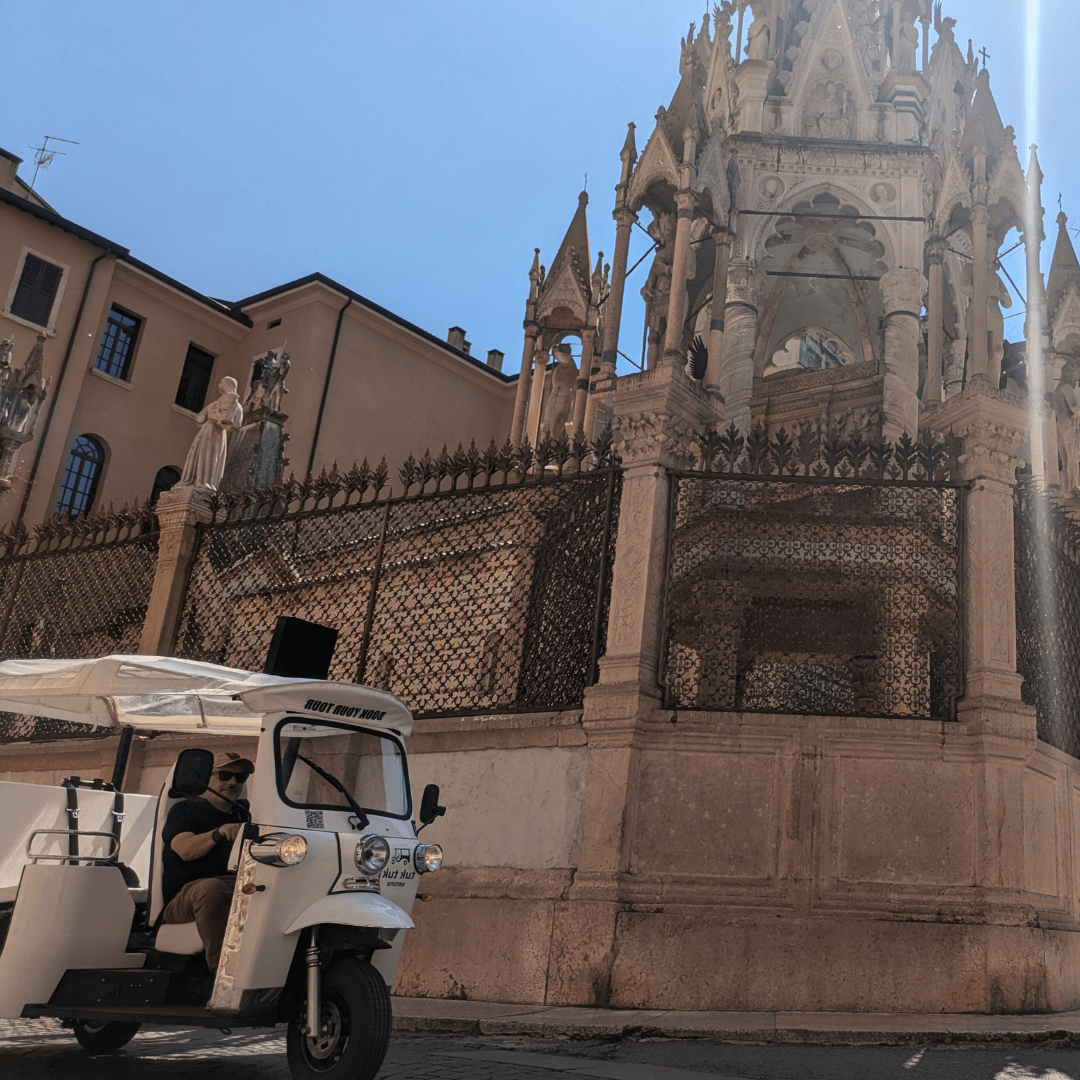 Verona: Tuk Tuk Tour of the Historical Center with Skyline views