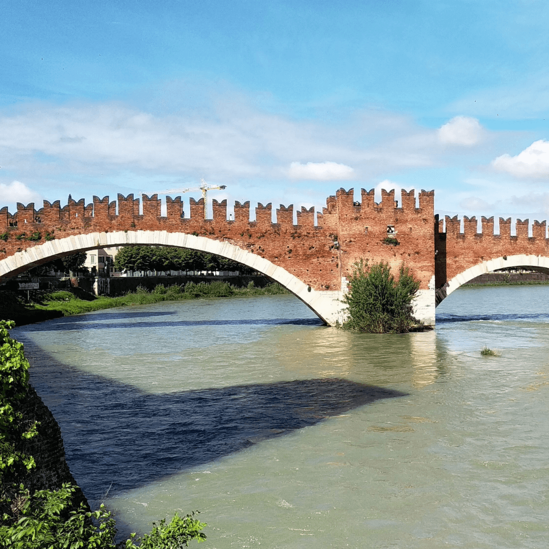 Verona: Tuk Tuk Tour of the Historical Center with Skyline views
