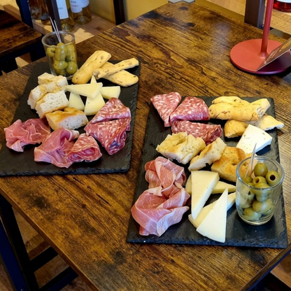 Degustazione guidata di vini con abbinamenti gastronomici locali a Livorno