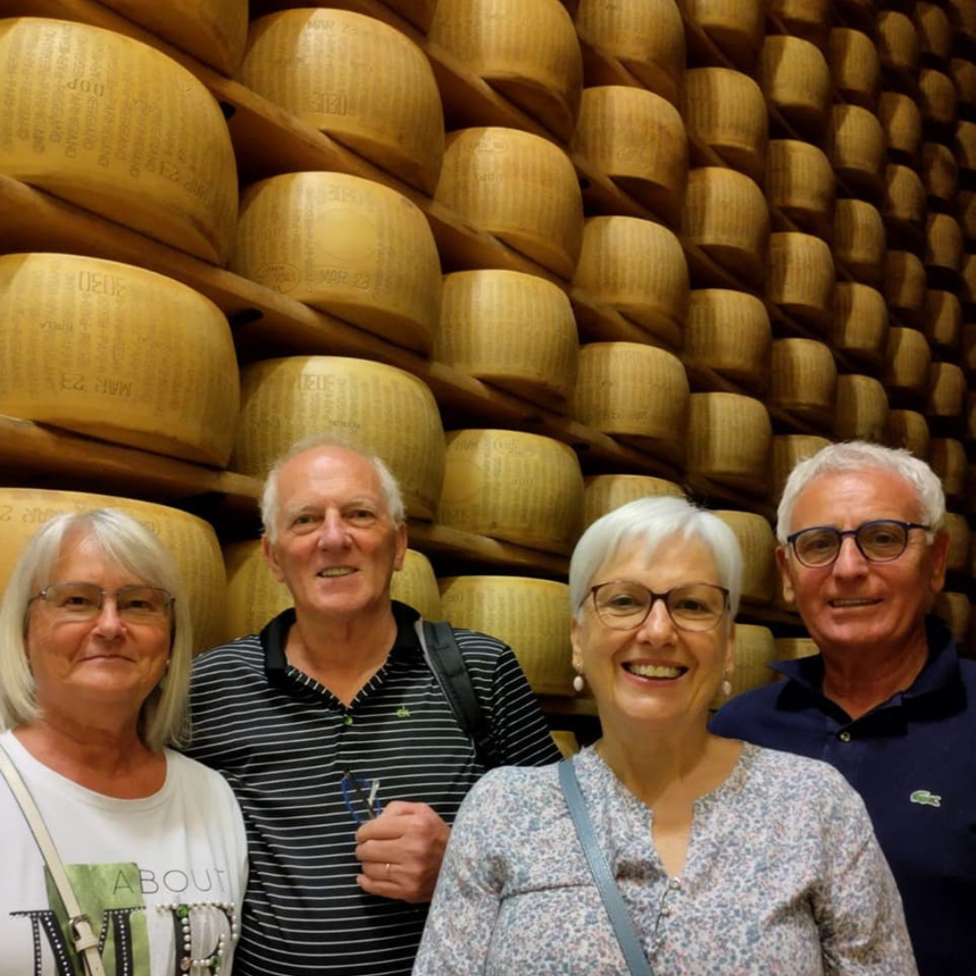 Visita a una Fabbrica di Formaggio Parmigiano e Degustazione vicino a Parma