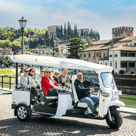 Verona: Tuk Tuk Tour of the Historical Center with Skyline views